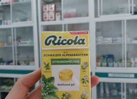 Đau họng thì nên ngậm kẹo gì? Ricola- ABC Pharmacy