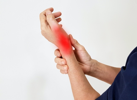 Wrist Pain While Traveling? What to Do Immediately (Tourist Guide Vietnam)