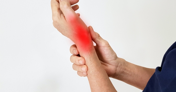 Wrist Pain While Traveling? What to Do Immediately (Tourist Guide Vietnam)