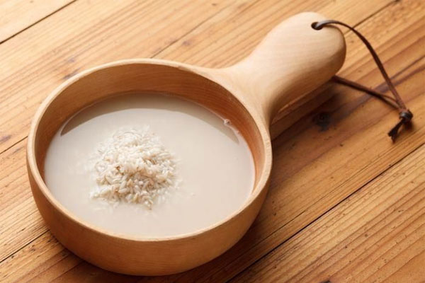 Giảm rụng tóc sau sinh bằng  Nước vo gạo