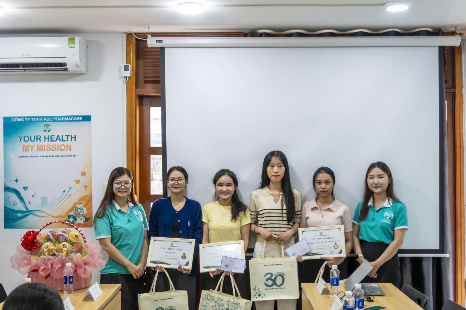 Sinh viên hoàn thành chương trình thực tập tại ABC Pharmacy