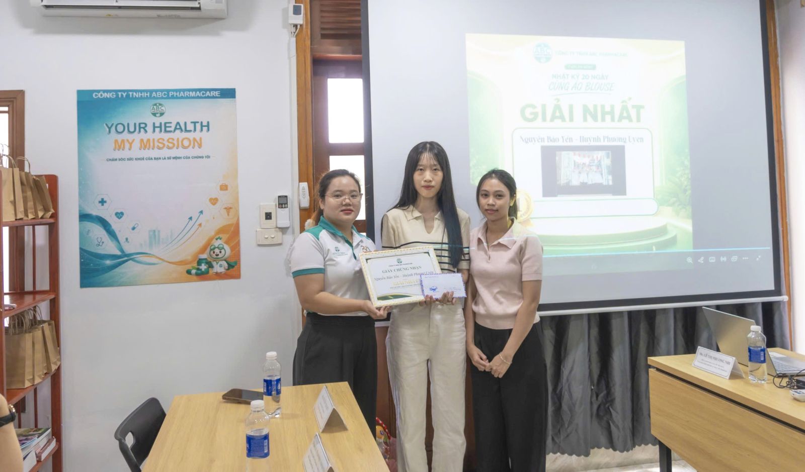 Trao giải cuộc thi Nhật ký 20 ngày cùng áo Blouse