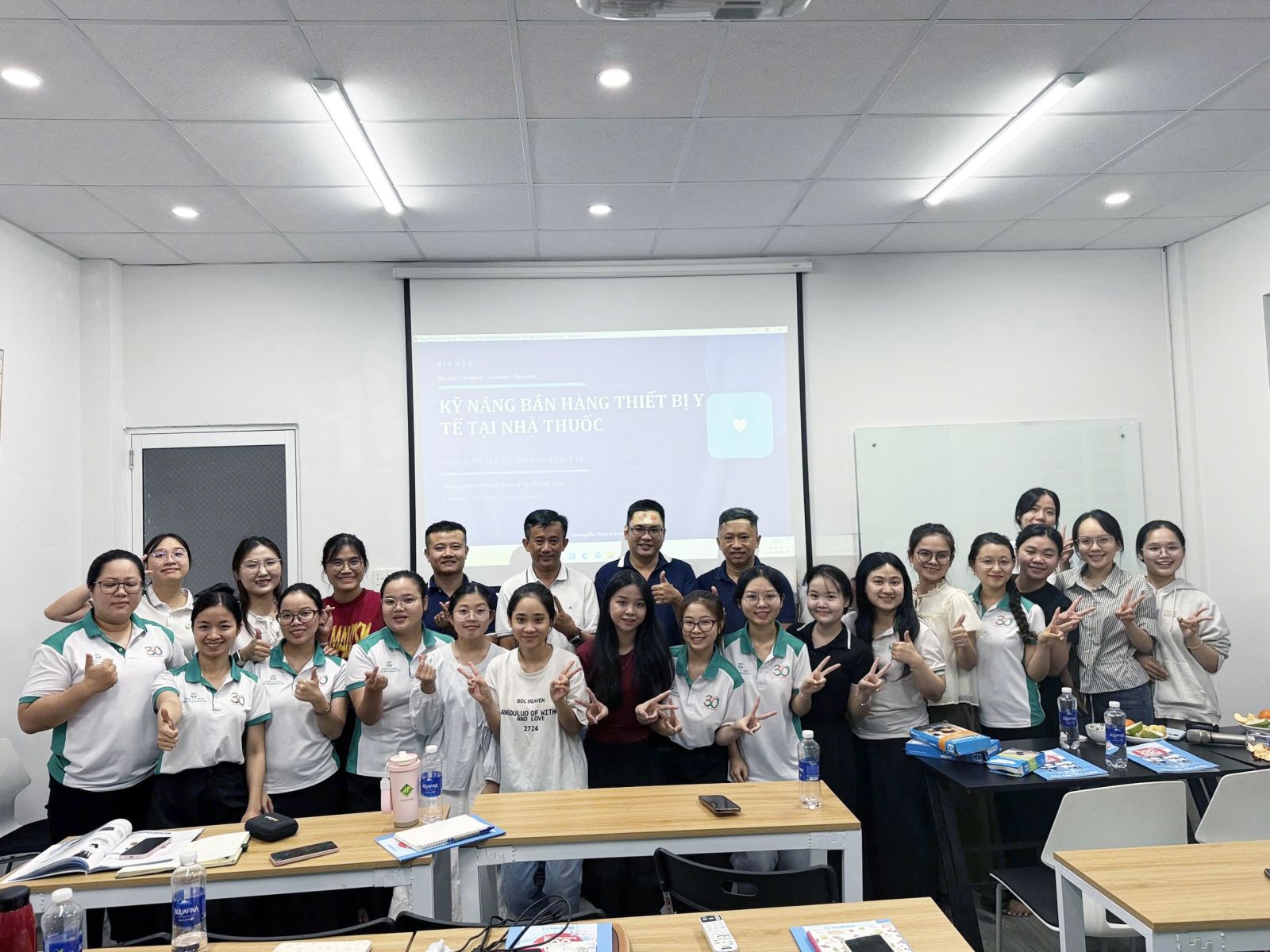 ABC Pharmacy gửi tặng quà tri ân đến đại diện Biomed