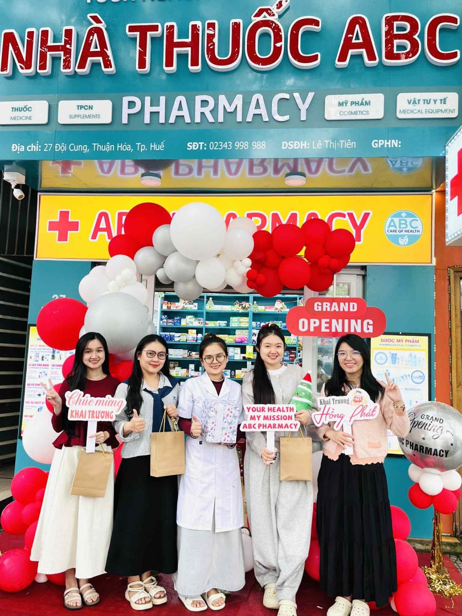 Pharmacy team in Hue providing english medical consultation