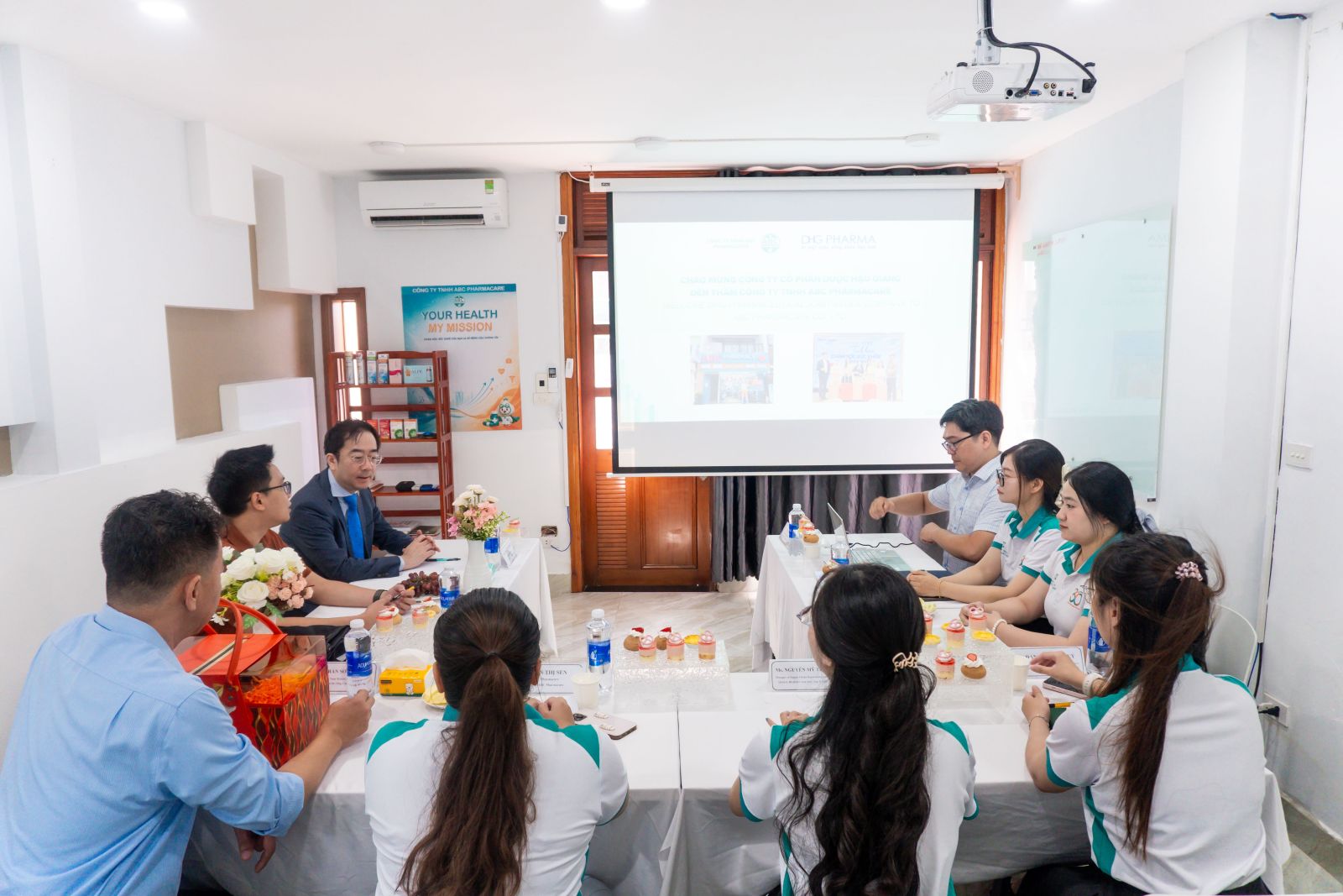 Đại diện ABC Pharmacare trao quà lưu niệm cho Dược Hậu Giang