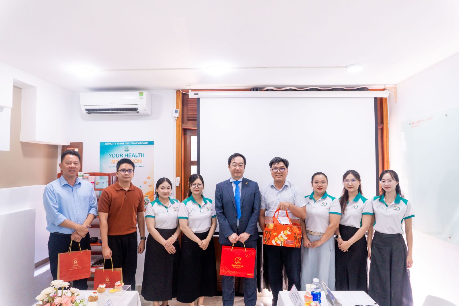 Đội ngũ ABC Pharmacare chụp ảnh cùng đại diện Dược Hậu Giang
