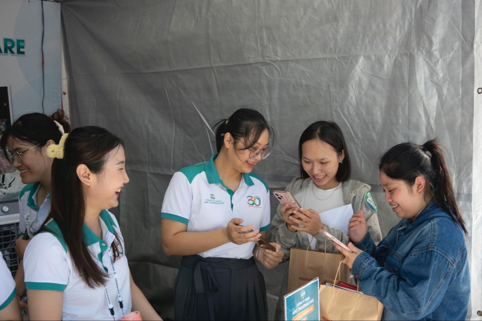 Sinh viên tìm hiểu cơ hội nghề nghiệp tại gian hàng ABC Pharmacy