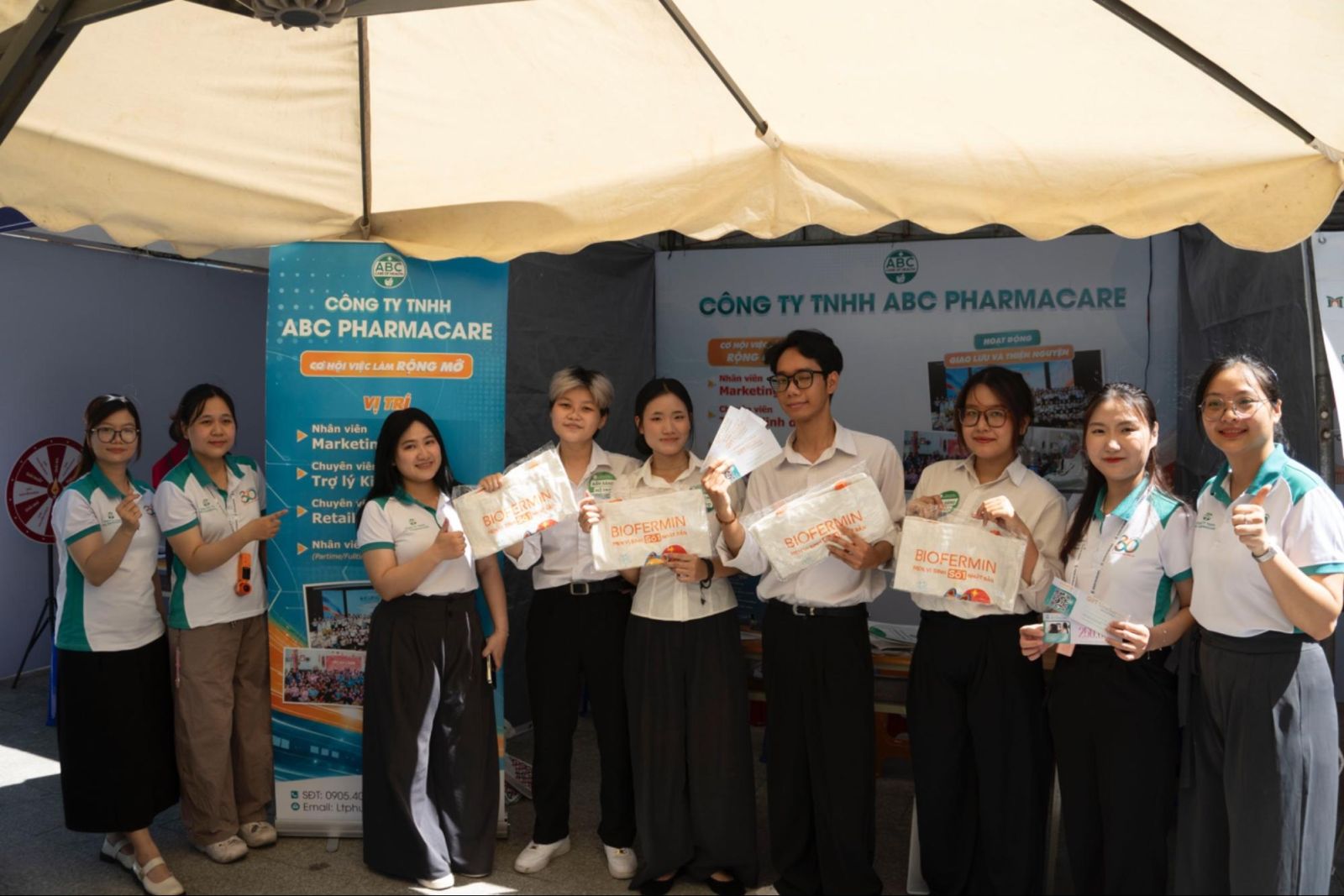 Đại diện ABC Pharmacy trao đổi cùng sinh viên