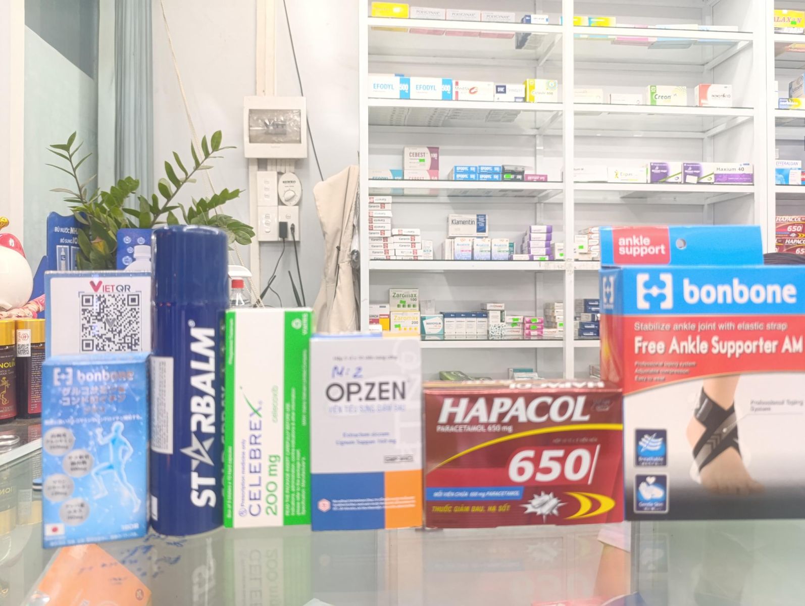 Ankle support and pain-relief products shown at ABC Pharmacy Da Nang, including Hapacol 650, Celebrex, OP.ZEN, Bonbone and STARBALM