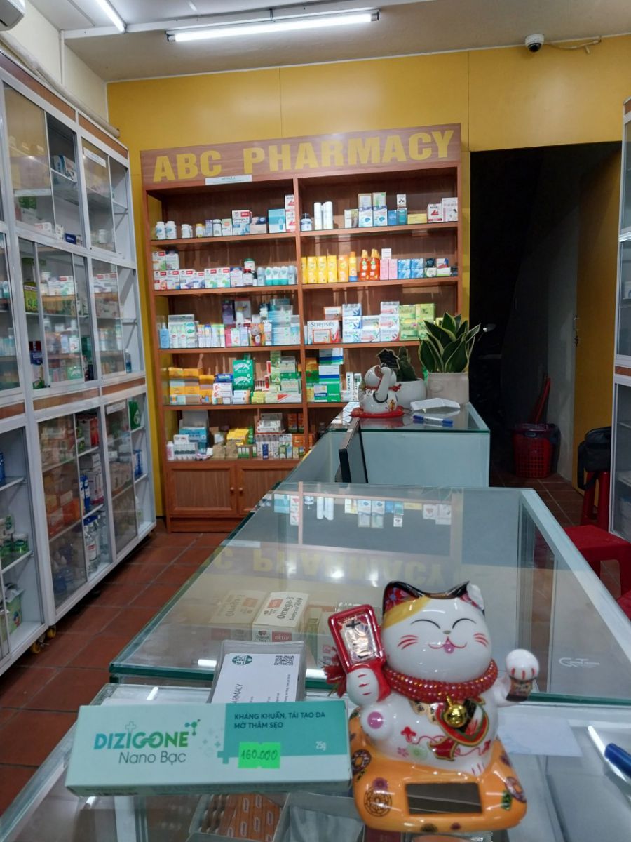 Medicines commonly used to apply after being bitten by mosquitoes in Vietnam.