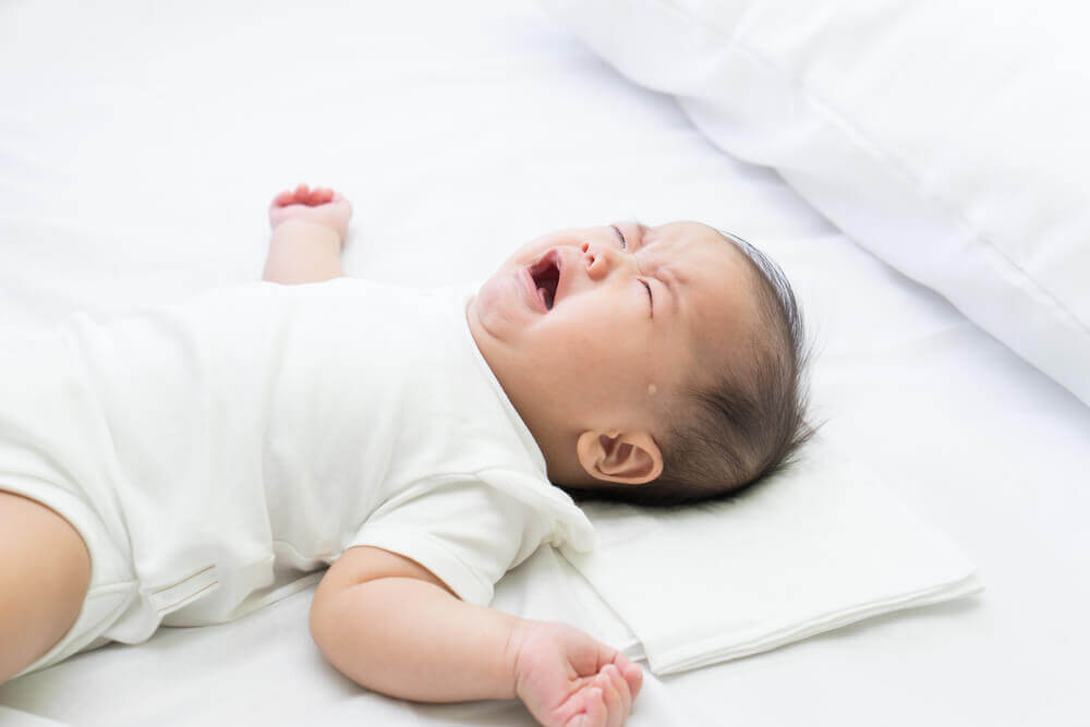 trẻ sơ sinh ngủ ít ban ngày